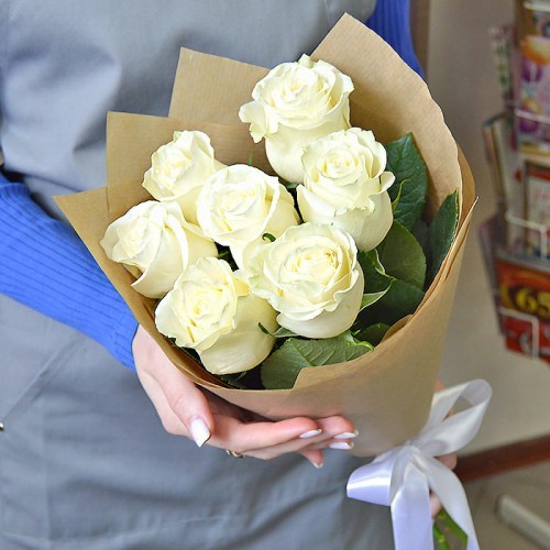 Букет из 7 белых роз в крафте с лентой, 60 см, Россия